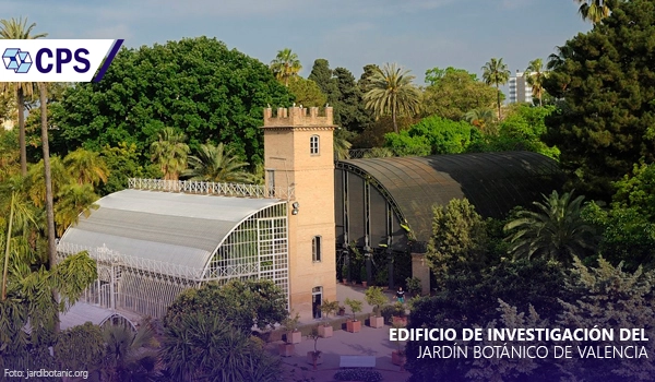 CPS, dans le cadre de l'accord-cadre promu par l'Universitat de València, élabore le projet et dirige les travaux "Réforme de la climatisation de la salle Joan Plaza et de l'Herbarium du bâtiment de recherche du Jardin Botanique de Valence". Le projet comprend le remplacement des toitures existantes situées sur le toit du bâtiment par de nouvelles toitures conformes au règlement sur les installations thermiques des bâtiments. En outre, l'ensemble du réseau de conduits d'air est remplacé.
